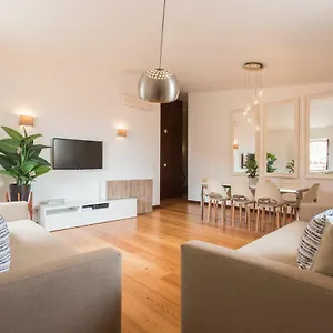 alfama-modern-two-bedroom-apartment-w-river-view-and-lisbon.hotels-lisbon-portugal.com/