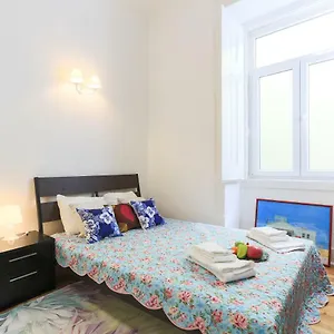 lisbon-secret-charming-baixa-4-bedroom-apartment.hotels-lisbon-portugal.com/